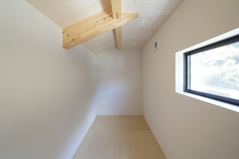 片流れ屋根と屋根裏空間が魅力の平屋風住宅。自然と調和する開放的な住まい。