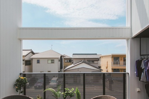 圧倒的な構造強度が叶えた、開放的な都市型3階建て住宅