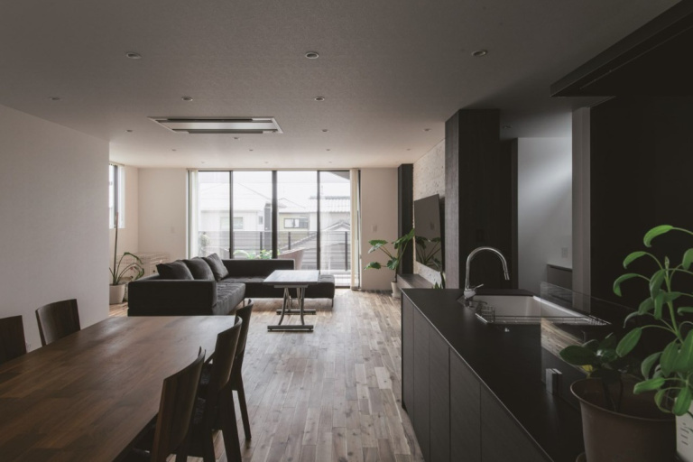 圧倒的な構造強度が叶えた、開放的な都市型3階建て住宅