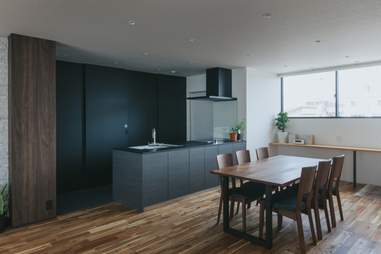 圧倒的な構造強度が叶えた、開放的な都市型3階建て住宅