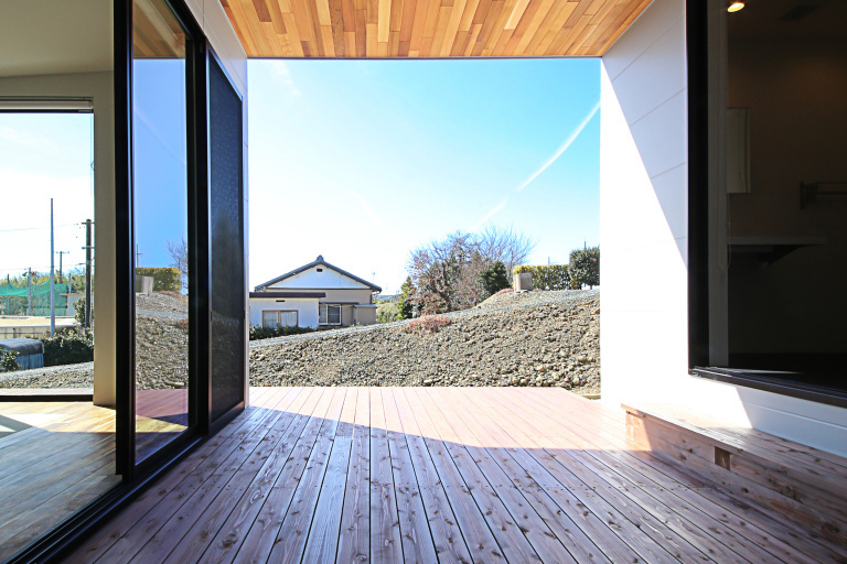 傾斜した土地をなるべくそのまま活かす、という発想から生まれた“スキップ平屋”