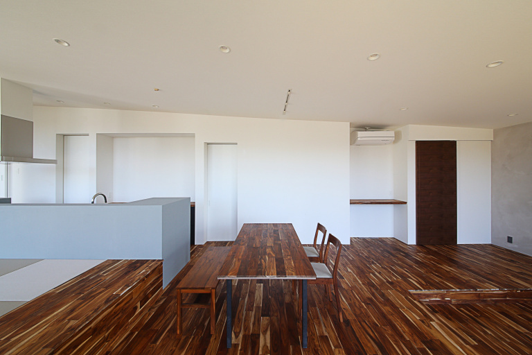 傾斜した土地をなるべくそのまま活かす、という発想から生まれた“スキップ平屋”