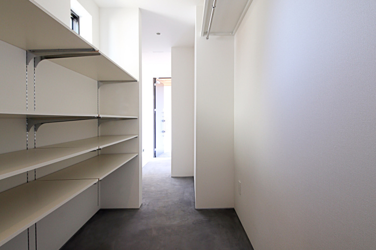 傾斜した土地をなるべくそのまま活かす、という発想から生まれた“スキップ平屋”