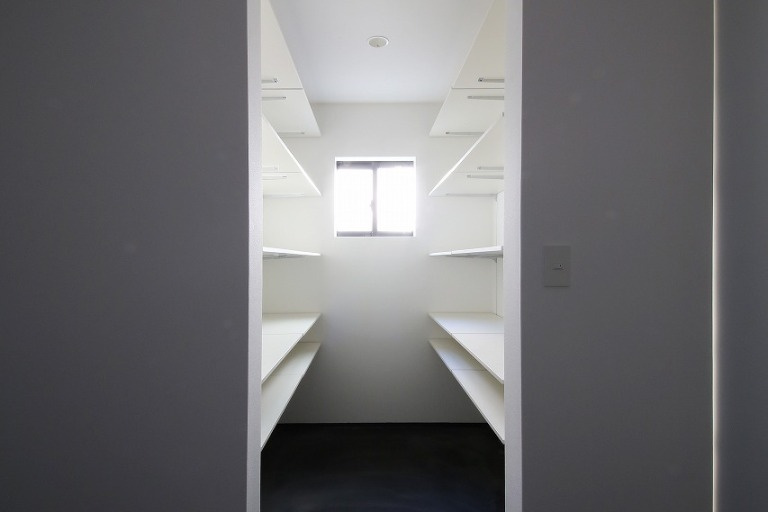 京都の町家から着想を得た『通し土間』のある住まいで 街中の暮らしを存分に楽しむ 狭小住宅の3階建てガレージハウス
