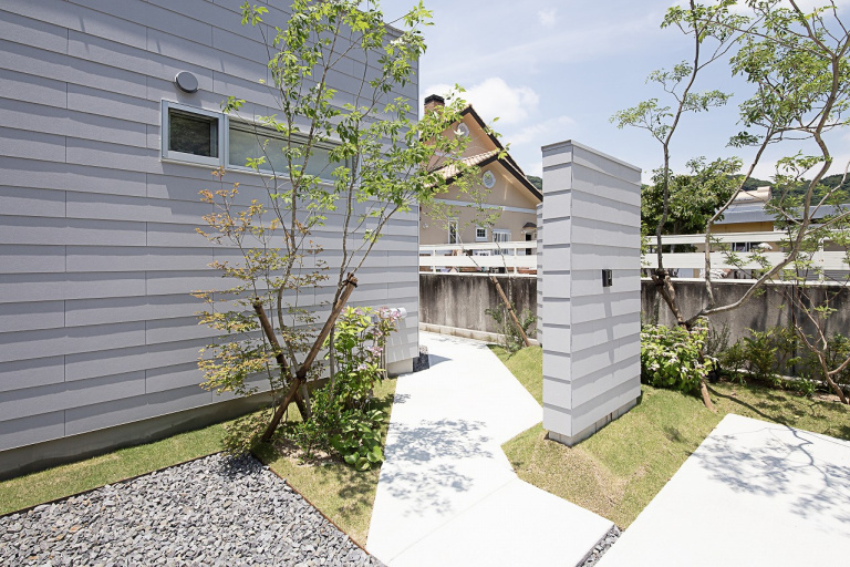 外に閉じ、内に向けて開放 34帖のプライベートな中庭を囲う コの字の平屋『HILLA-house』
