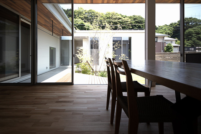 外に閉じ、内に向けて開放 34帖のプライベートな中庭を囲う コの字の平屋『HILLA-house』