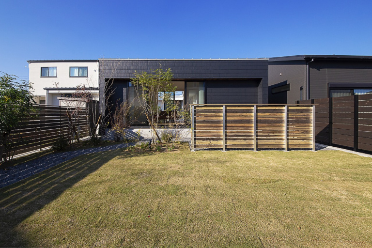 二つの庭と暮らす、コの字型の平屋。南北に長い敷地を生かした、SE構法ならではの最適解。