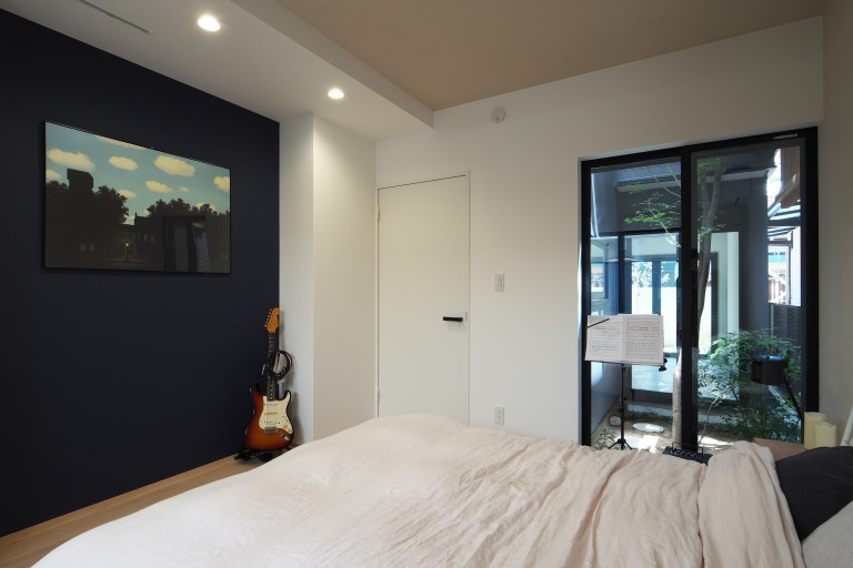 寝室は趣味の音楽を楽しむ部屋でもある