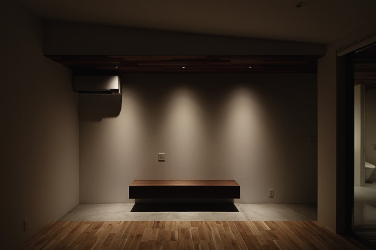 外に閉じ、内に向けて開放 34帖のプライベートな中庭を囲う コの字の平屋『HILLA-house』