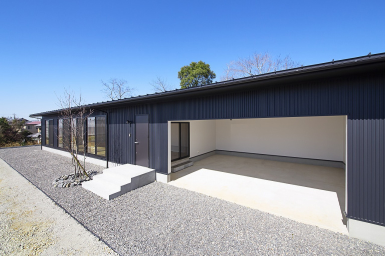ガレージ付き平屋で叶える、家族のゆとり空間。強さと開放感を両立したSE構法の住まい。