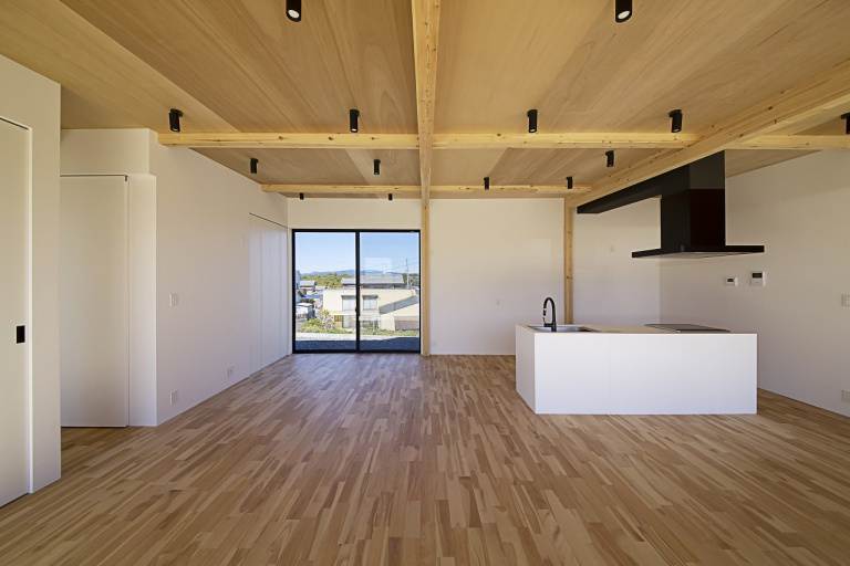 ガレージ付き平屋で叶える、家族のゆとり空間。強さと開放感を両立したSE構法の住まい。