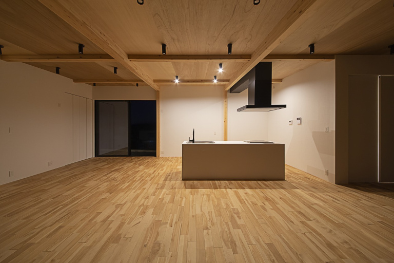 ガレージ付き平屋で叶える、家族のゆとり空間。強さと開放感を両立したSE構法の住まい。