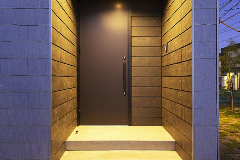 【浜松市中央区／クールホワイト外壁×造作収納】ハイドア・ステルス巾木で仕上げたカスタムMONO-house