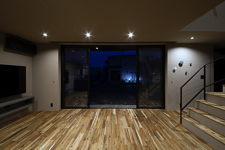 【浜松市中央区／クールホワイト外壁×造作収納】ハイドア・ステルス巾木で仕上げたカスタムMONO-house