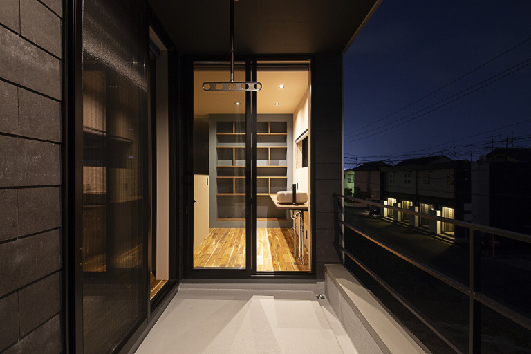 【浜松市中央区／クールホワイト外壁×造作収納】ハイドア・ステルス巾木で仕上げたカスタムMONO-house