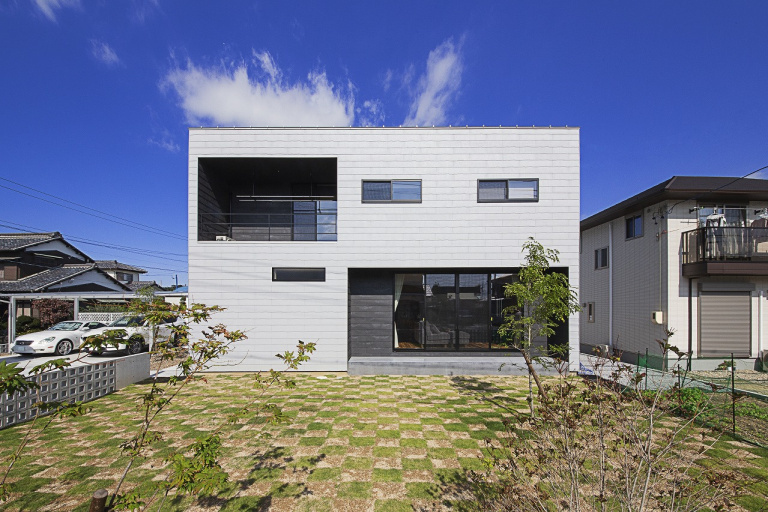 【浜松市中央区／クールホワイト外壁×造作収納】ハイドア・ステルス巾木で仕上げたカスタムMONO-house