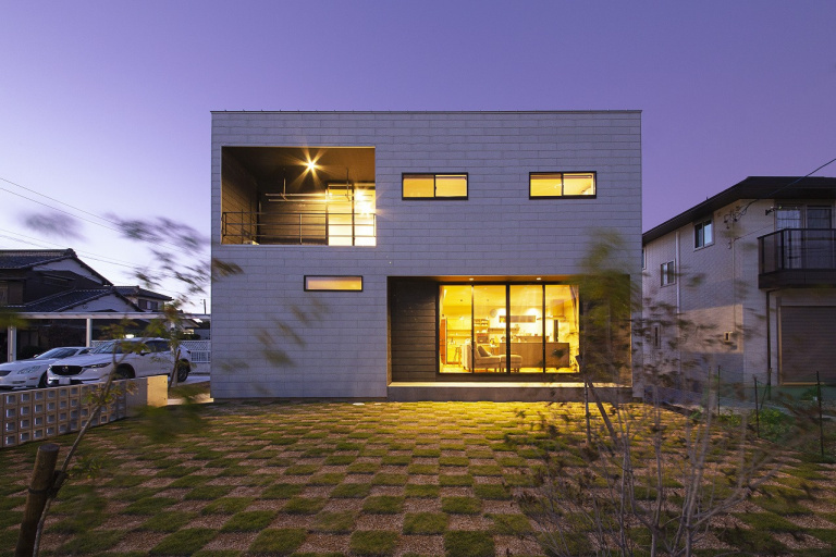 【浜松市中央区】余白と直線が美しい、白い箱型の家［MONO-house］