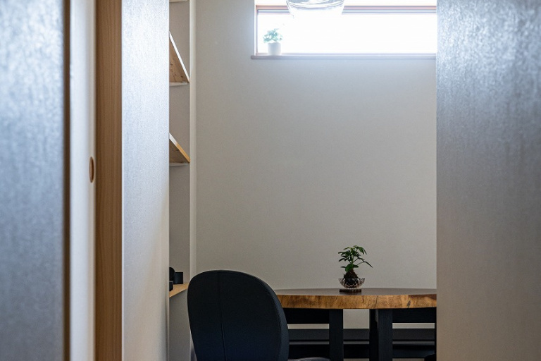 水平ラインが美しい、凛と佇む平屋｜中庭のある家×平屋