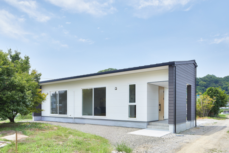 景観に馴染むツートンデザインの平屋