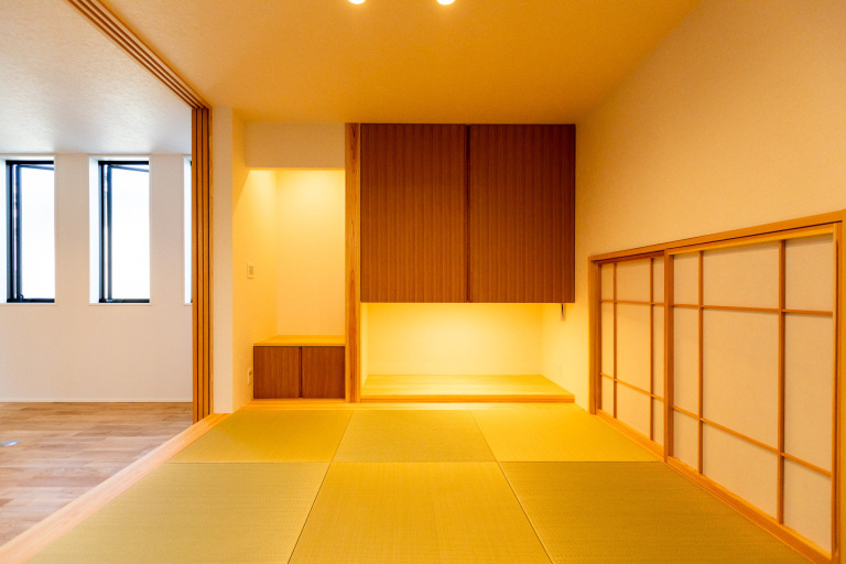 ダイニングリビングにつながって和室を設けてあることから、モダンイメージの和室を計画。