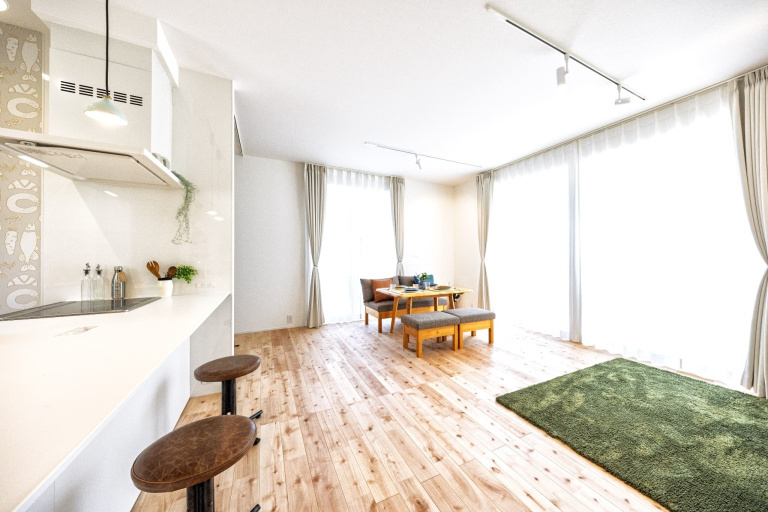 アンティーク調の三角屋根のお家