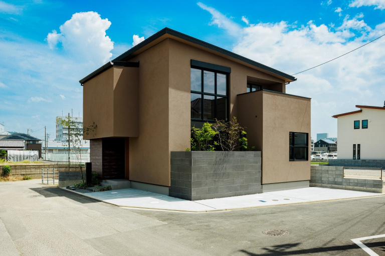 シンプルでモダンな外観