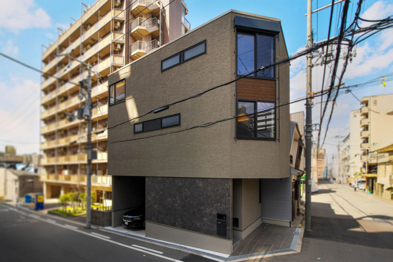 【大阪】狭小地に建つ快適動線の3階建てガレージハウス