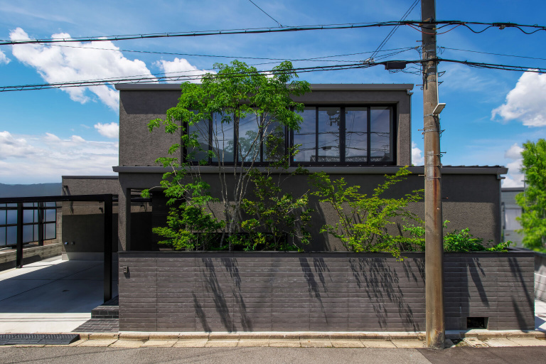 【奈良】趣味を楽しみながら心地よく住まう！間口15mを超える重厚感のあるパッシブ住宅