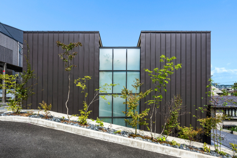 【西宮】斜面に佇むアウトドアが楽しめる家　