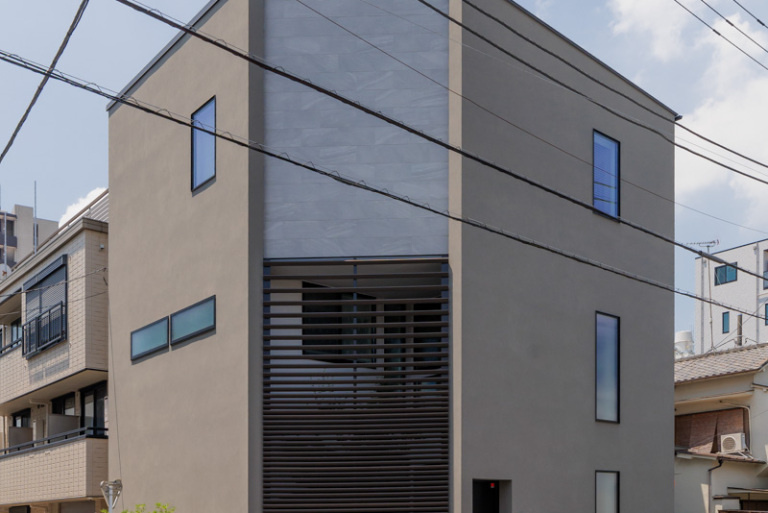 都市の角地に映える、シャープで上質な佇まい