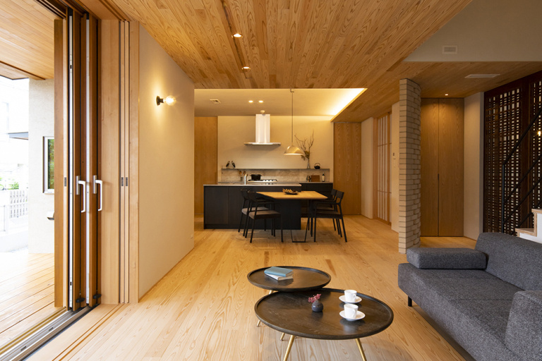 京都に生き続ける家｜重量木骨×スキップフロア×アウトドアリビング