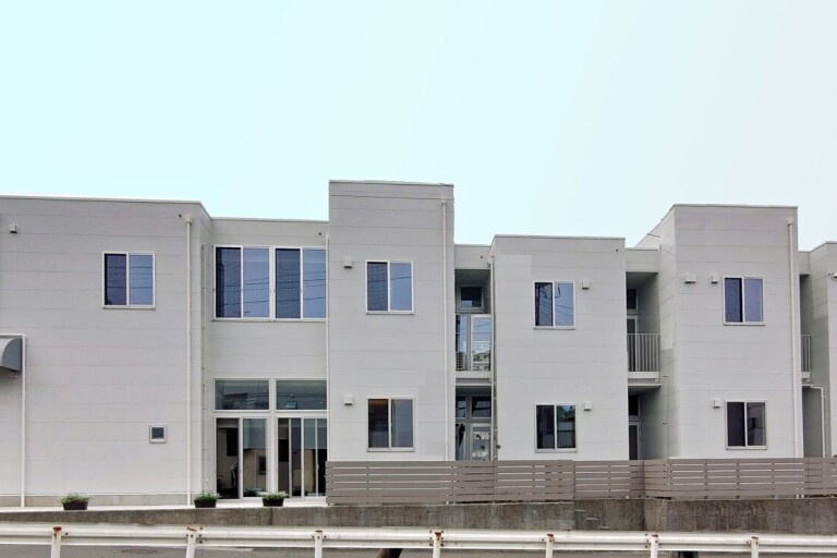 中庭のある真っ白な中規模住宅