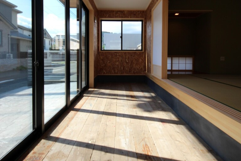 あえてラフに仕上げた土間はバイクのためのガレージハウス