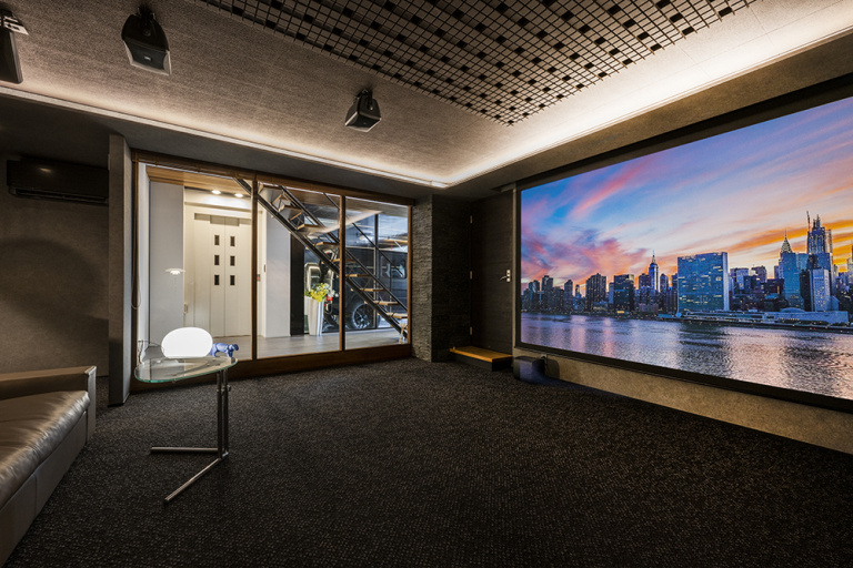 【大阪】ビルトインガレージの隣に設けた地下のシアタールーム