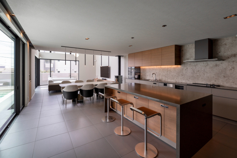 【芦屋】内向きの静けさと開かれた光の広がり～水景のあるコートハウス