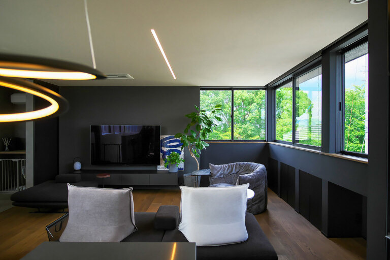 ブラック・グレーを基調としたダークトーンのインテリア