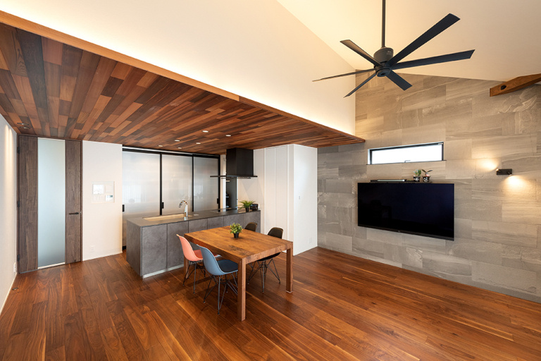 遊び心をくすぐる、大人カジュアルな暮らし｜吹き抜け × ホテルライク