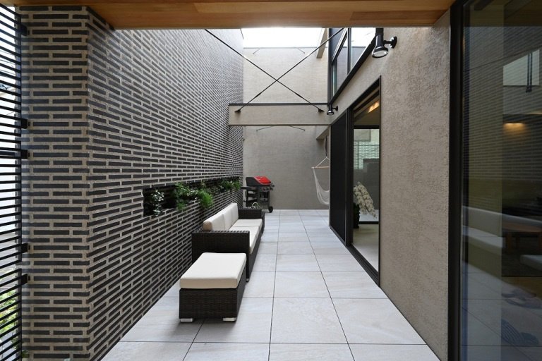 【大阪】大きな塀を立てプライバシーを守りながら、アウトドアリビングとしてくつろげる中庭