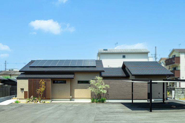 水平ラインが美しい、凛と佇む平屋｜中庭のある家×平屋