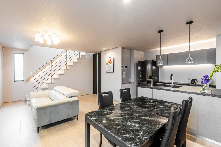 ワンフロアLDKで過ごす、やさしい光と素材に包まれた暮らし｜ラグジュアリー×モダン×インナーバルコニー