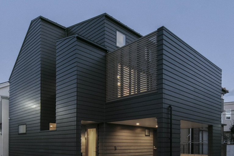 【練馬区】寝台列車の寝室でメリハリをつくる。モノトーンなモダンハウス