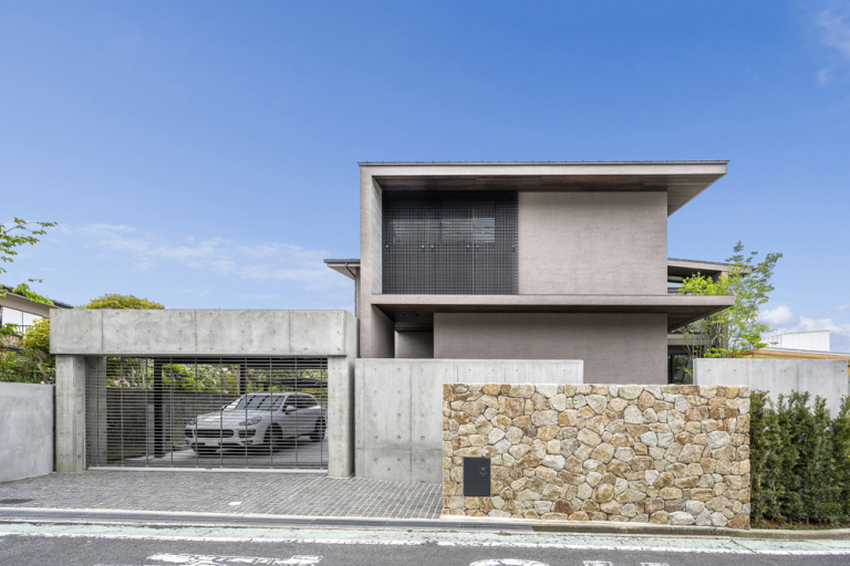 【大阪】外からの視線を遮るプライバシーを守るためのデザインを取り入れた外観