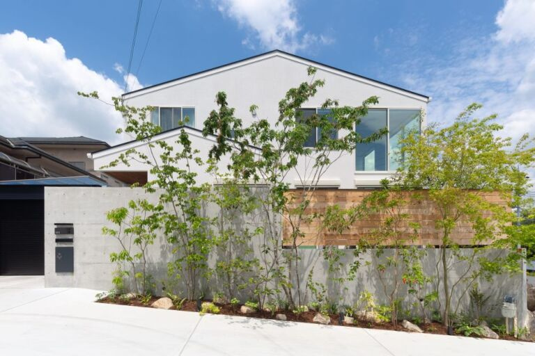 大開口でLDKと繋がる中庭のあるおしゃれな家【奈良】