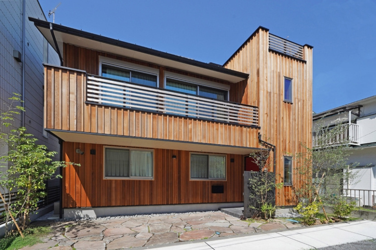 ビル群の中で魅力的に佇む木の家