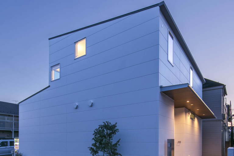 【杉並区】あえて窓を小さくして心地よく。外を気にせずスマートに暮らす家