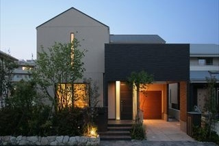 【福岡・沖縄】ヴィンテージ家具とモダン建築が共存するガレージハウス