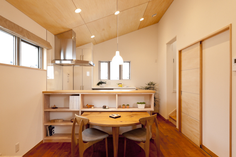 コンパクトガレージとスキップフロアの家