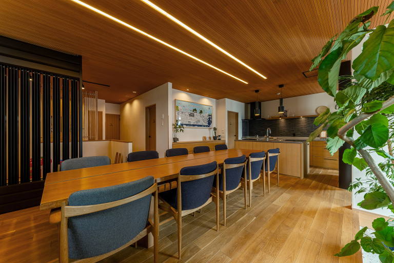 10人掛けのテーブルを配置した打ち合わせスペース