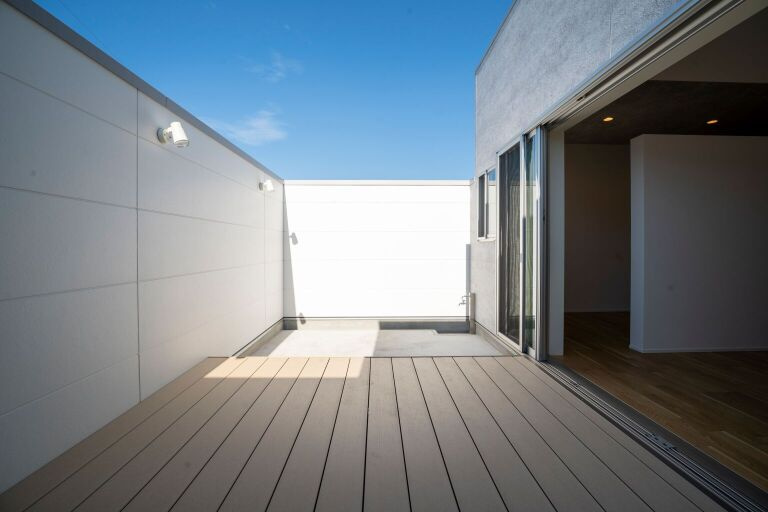 【福岡・沖縄】プライベートテラスのある白壁の家