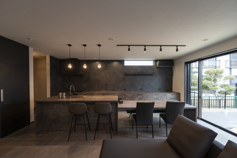 【福岡・沖縄】素材の質感と陰影を活かした、モダンな家